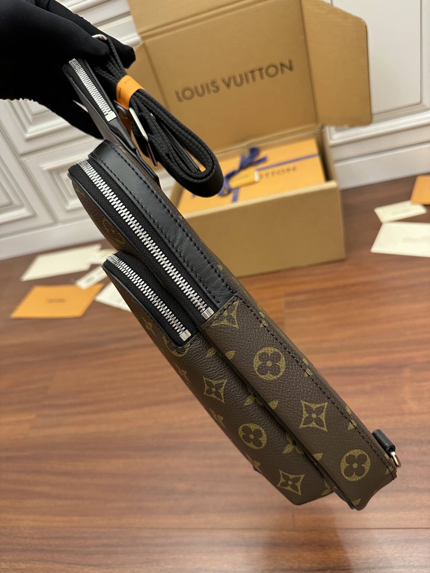 LV M46327特級加強版斜挎包 Avenue Slingbag¥1,680.00-頂級1:1精品高仿包包香港台灣批發價格推薦微信哪裡買