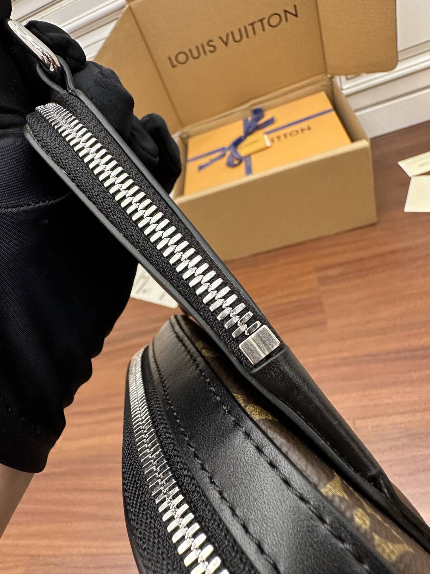 LV M46327特級加強版斜挎包 Avenue Slingbag¥1,680.00-頂級1:1精品高仿包包香港台灣批發價格推薦微信哪裡買