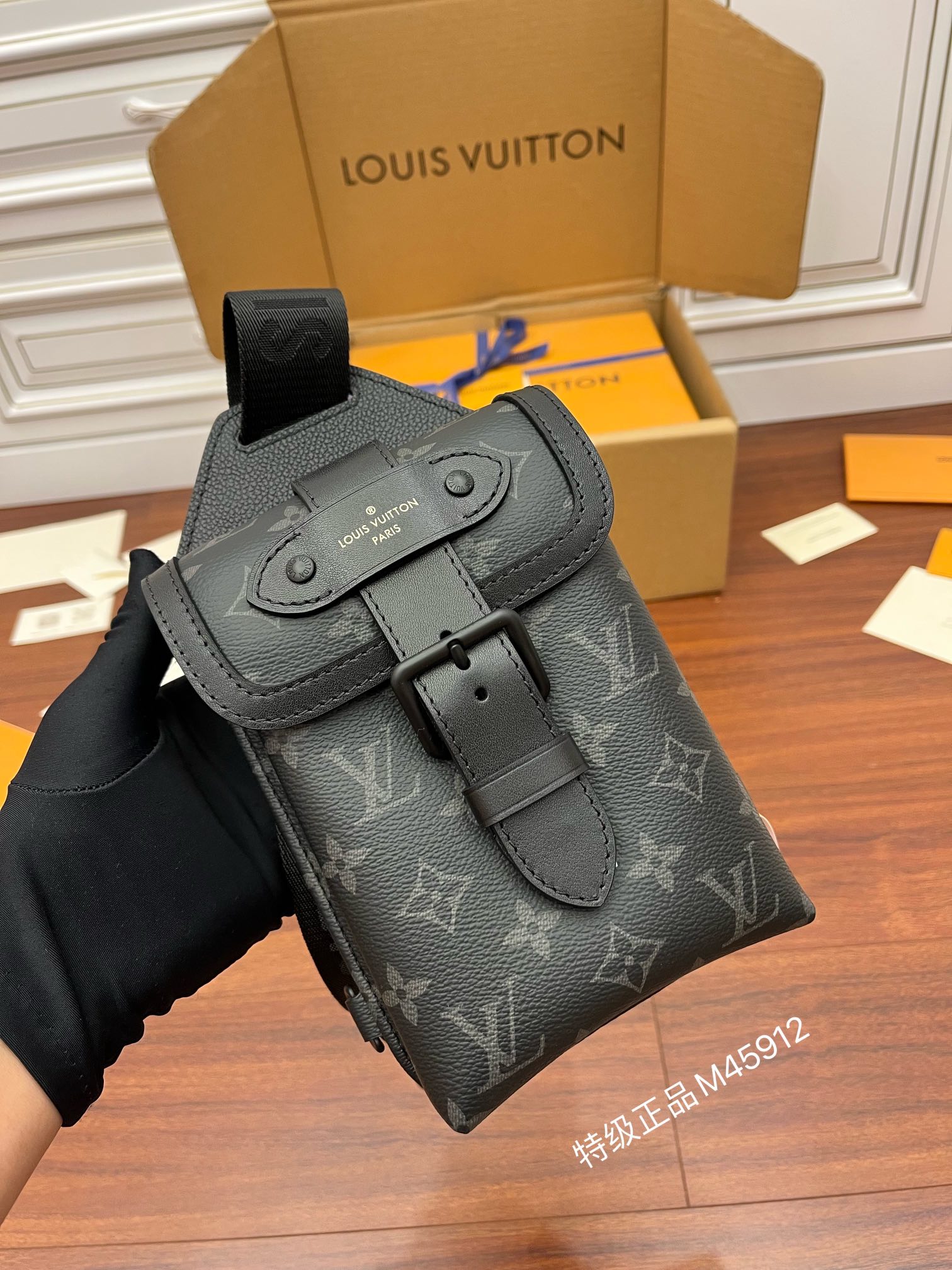 LV M45912斜挎包 SAUMUR SLINGBAG¥1,680.00-頂級1:1精品高仿包包香港台灣批發價格推薦微信哪裡買