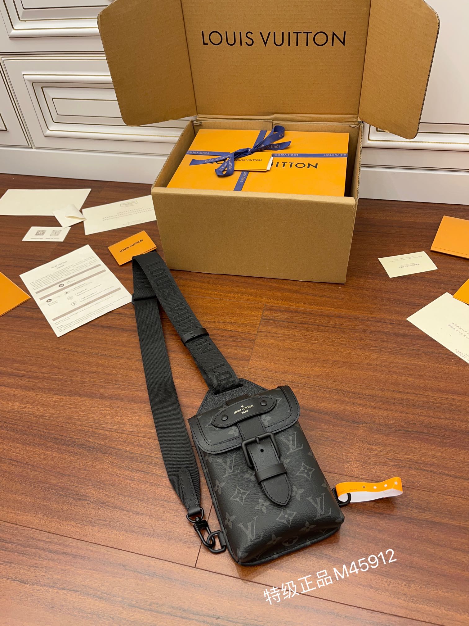 LV M45912斜挎包 SAUMUR SLINGBAG¥1,680.00-頂級1:1精品高仿包包香港台灣批發價格推薦微信哪裡買