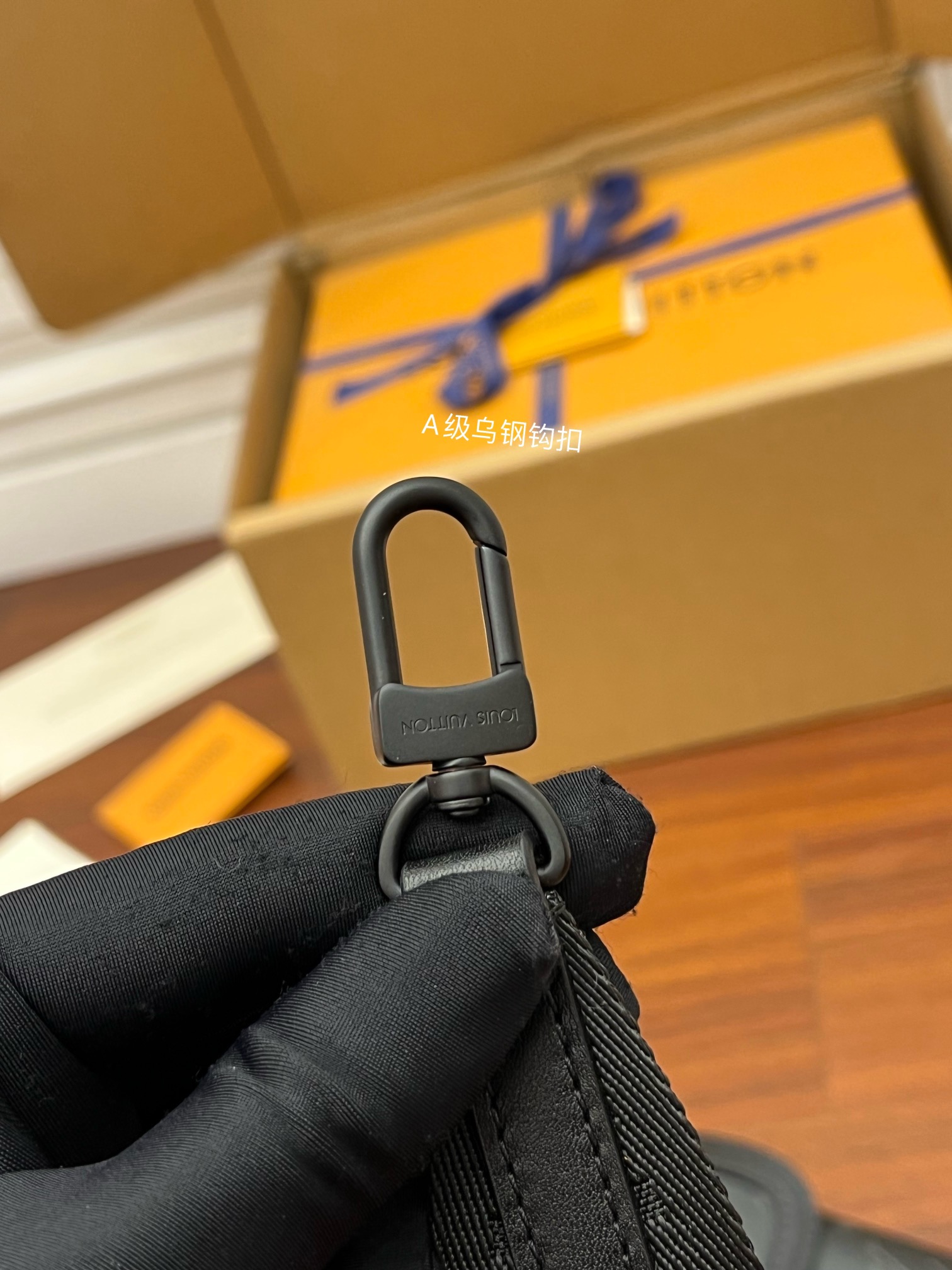 LV M45912斜挎包 SAUMUR SLINGBAG¥1,680.00-頂級1:1精品高仿包包香港台灣批發價格推薦微信哪裡買