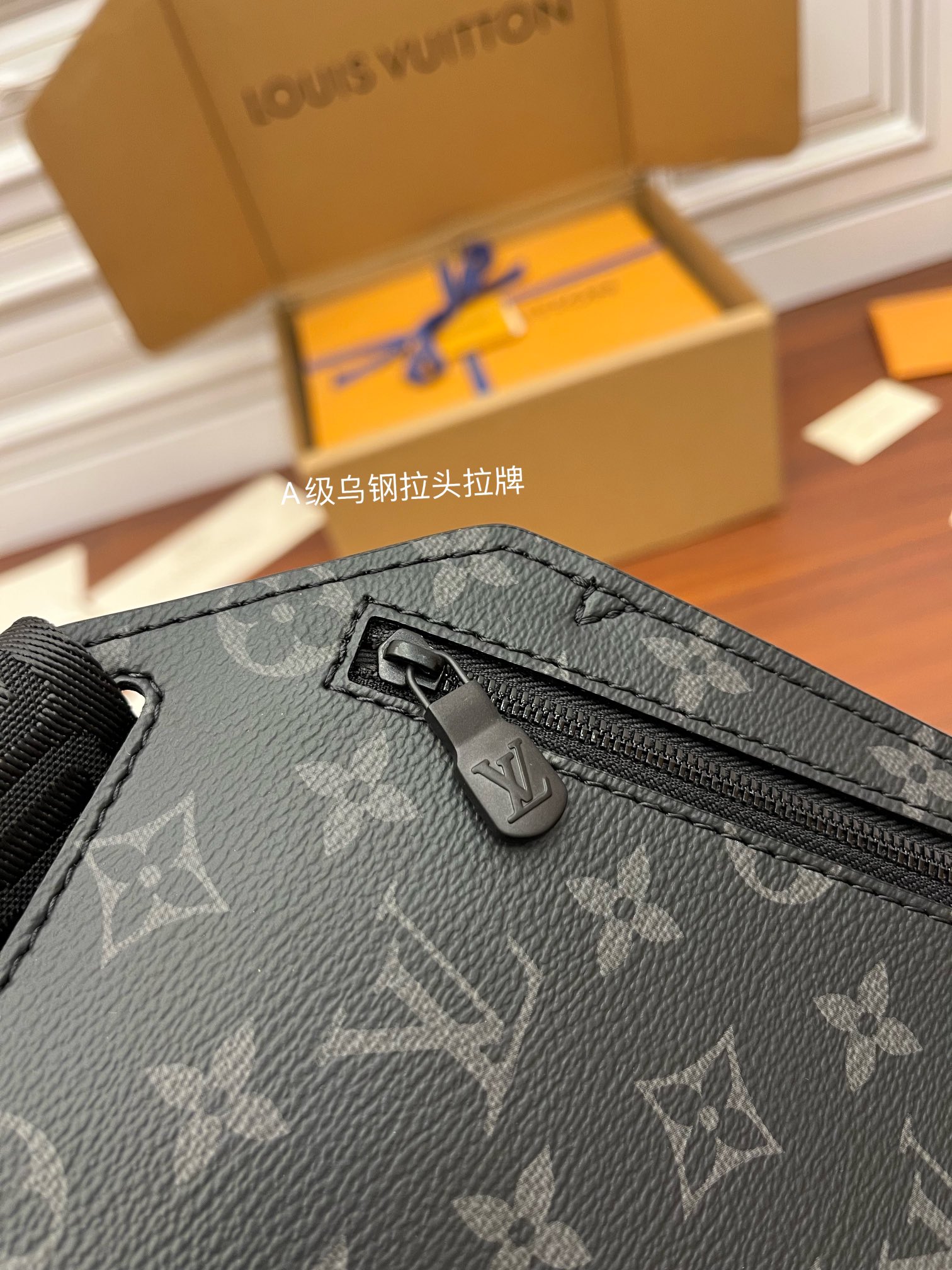 LV M45912斜挎包 SAUMUR SLINGBAG¥1,680.00-頂級1:1精品高仿包包香港台灣批發價格推薦微信哪裡買