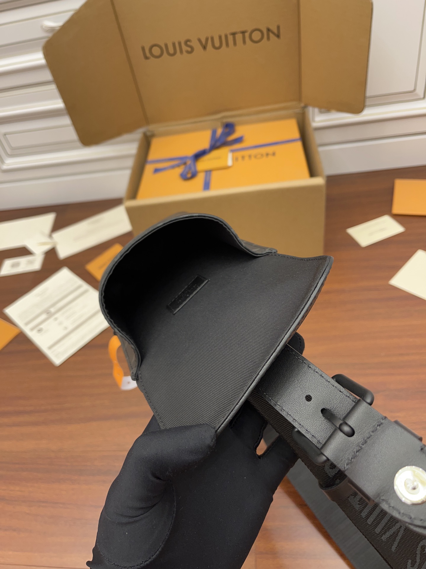 LV M45912斜挎包 SAUMUR SLINGBAG¥1,680.00-頂級1:1精品高仿包包香港台灣批發價格推薦微信哪裡買