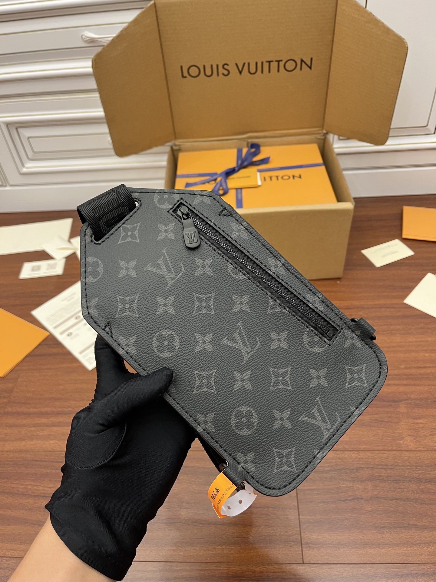 LV M45912斜挎包 SAUMUR SLINGBAG¥1,680.00-頂級1:1精品高仿包包香港台灣批發價格推薦微信哪裡買