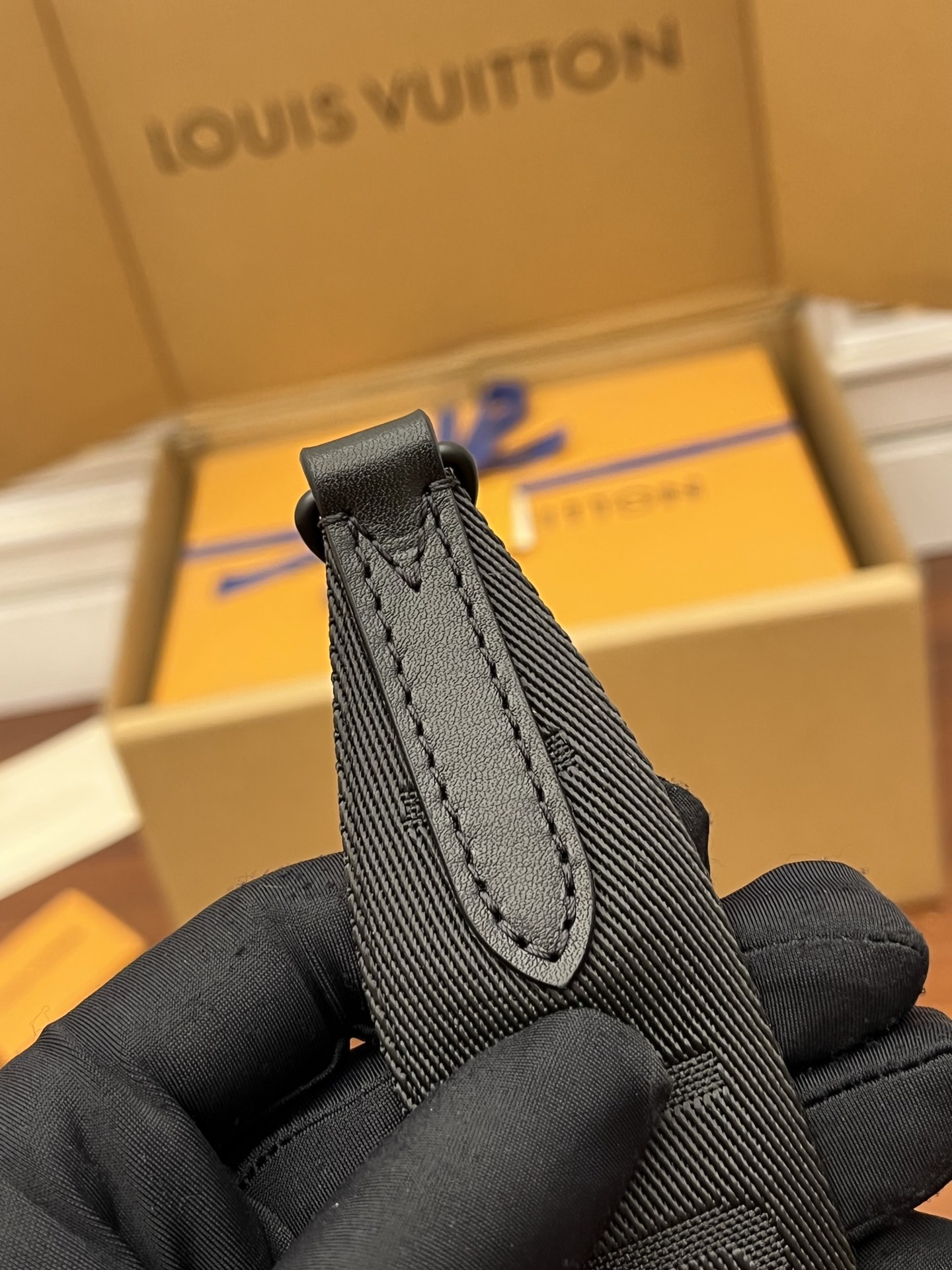 LV M45912斜挎包 SAUMUR SLINGBAG¥1,680.00-頂級1:1精品高仿包包香港台灣批發價格推薦微信哪裡買