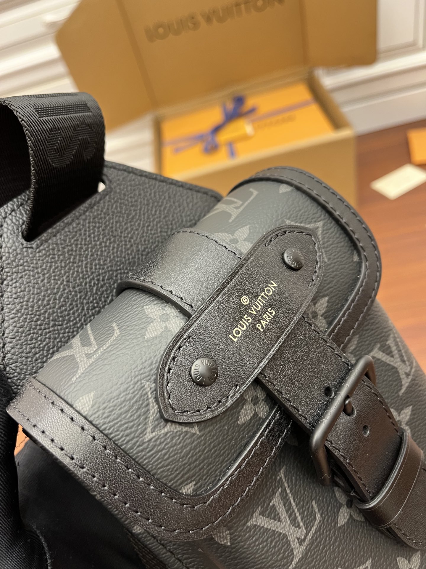 LV M45912斜挎包 SAUMUR SLINGBAG¥1,680.00-頂級1:1精品高仿包包香港台灣批發價格推薦微信哪裡買