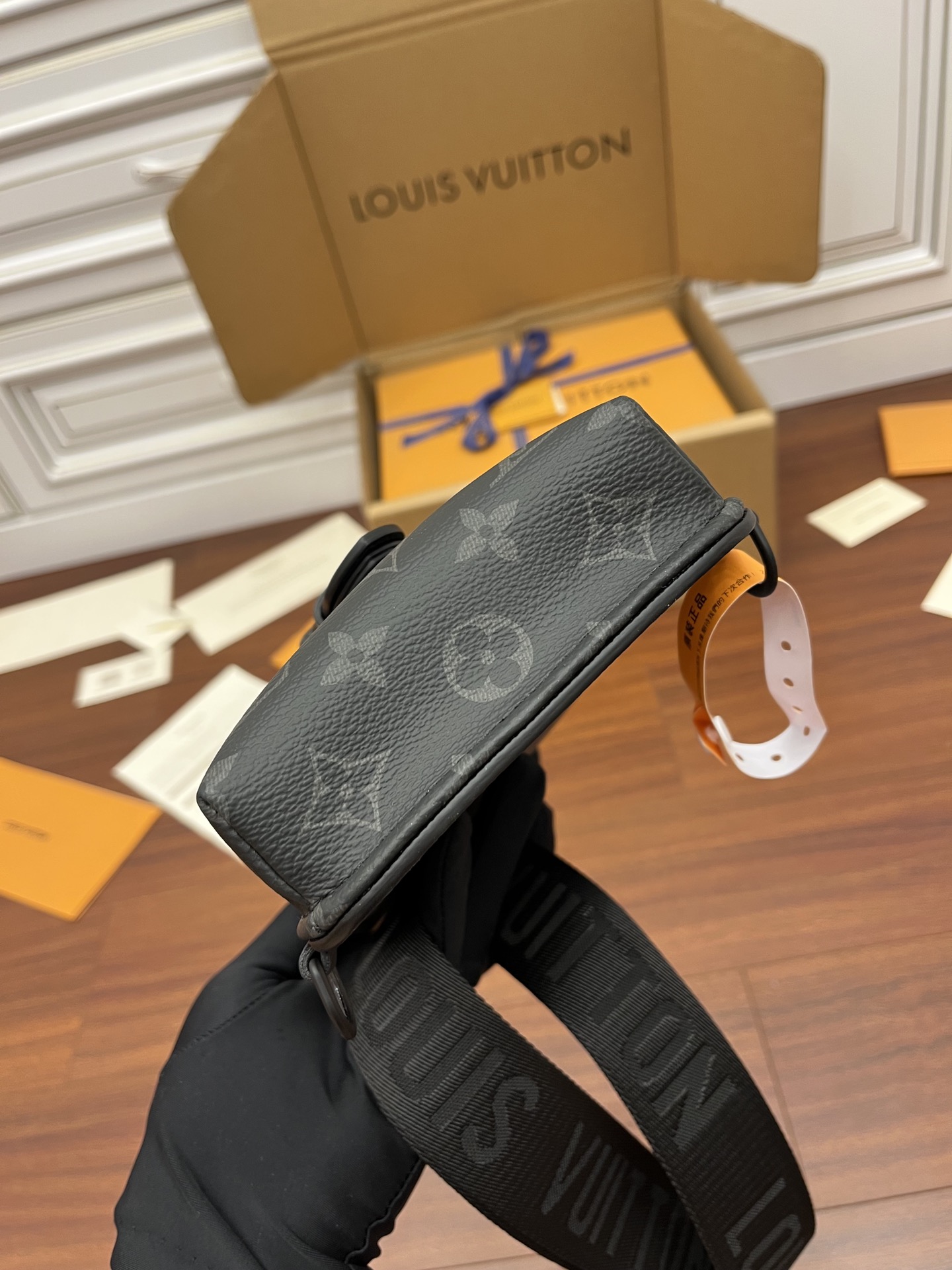 LV M45912斜挎包 SAUMUR SLINGBAG¥1,680.00-頂級1:1精品高仿包包香港台灣批發價格推薦微信哪裡買