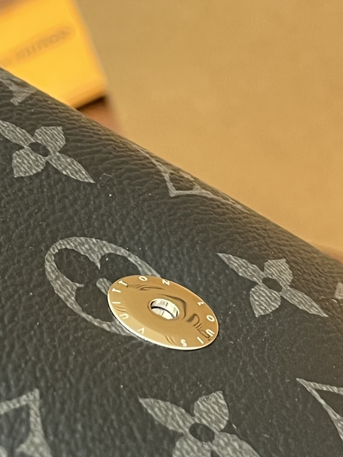 LV M45912斜挎包 SAUMUR SLINGBAG¥1,680.00-頂級1:1精品高仿包包香港台灣批發價格推薦微信哪裡買