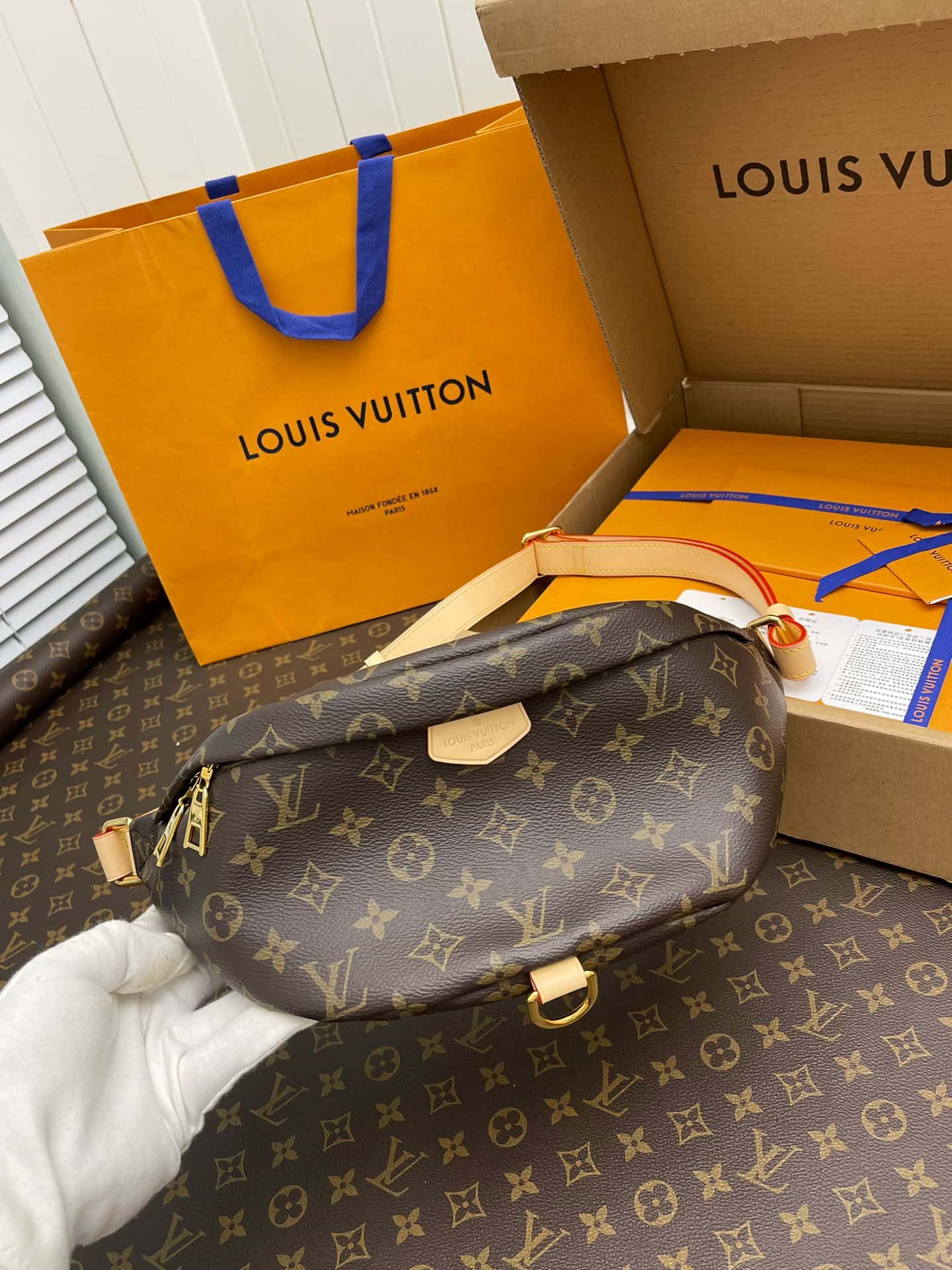 LV BUMBAG 老花腰包 M43644全套專櫃包裝¥1,680.00-頂級1:1精品高仿包包香港台灣批發價格推薦微信哪裡買