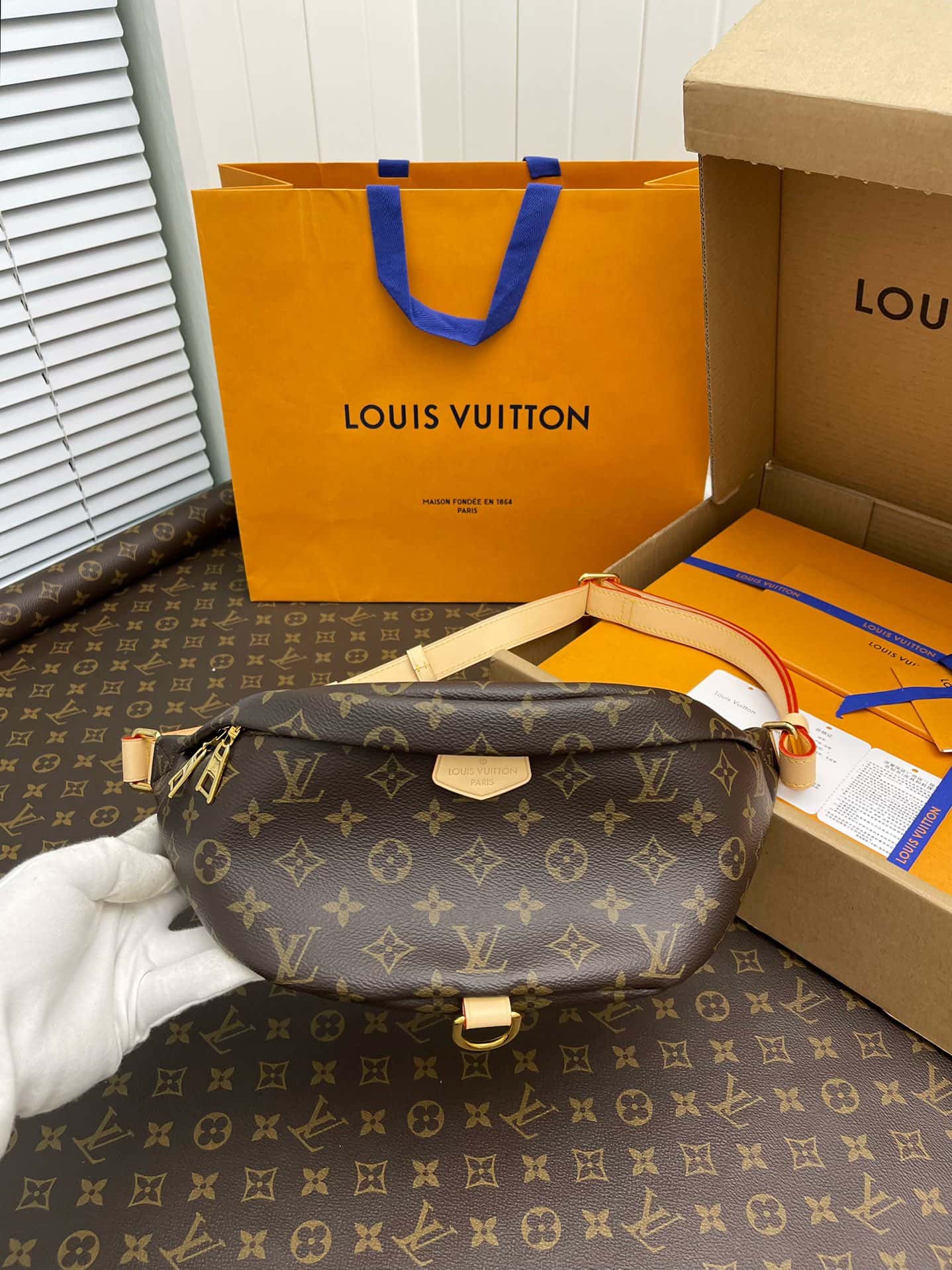 LV BUMBAG 老花腰包 M43644全套專櫃包裝¥1,680.00-頂級1:1精品高仿包包香港台灣批發價格推薦微信哪裡買