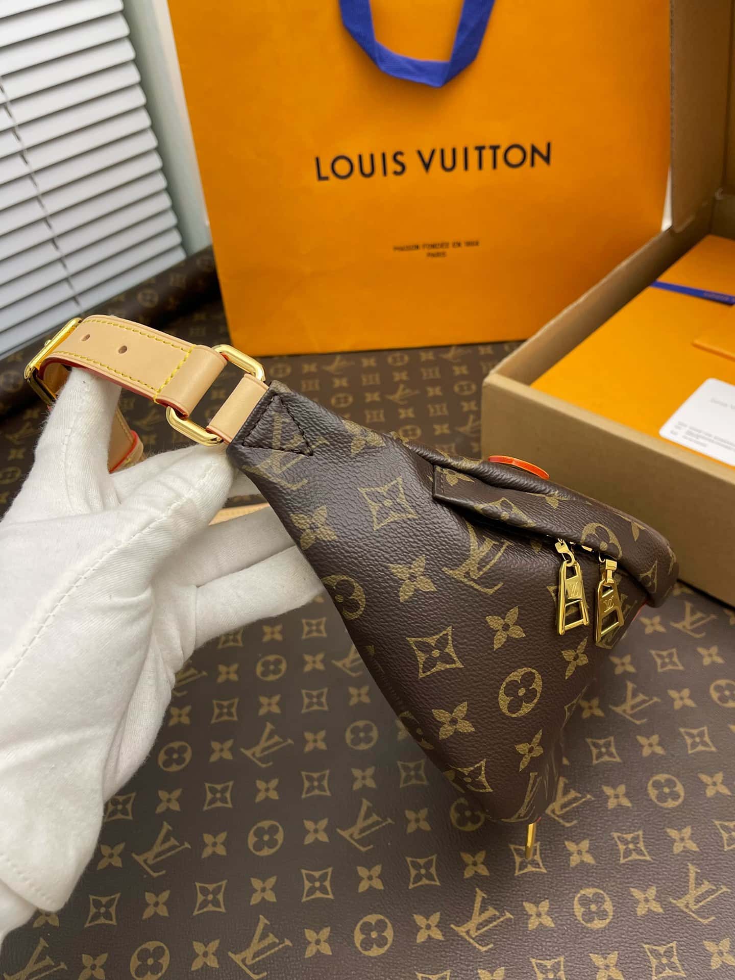 LV BUMBAG 老花腰包 M43644全套專櫃包裝¥1,680.00-頂級1:1精品高仿包包香港台灣批發價格推薦微信哪裡買