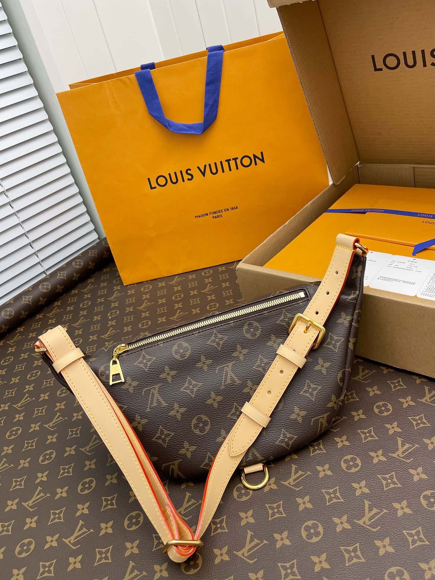 LV BUMBAG 老花腰包 M43644全套專櫃包裝¥1,680.00-頂級1:1精品高仿包包香港台灣批發價格推薦微信哪裡買