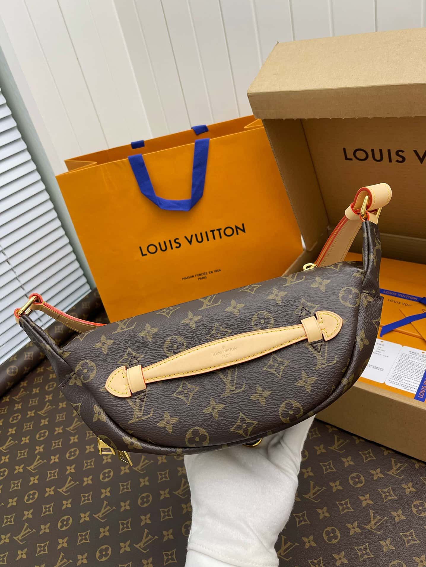 LV BUMBAG 老花腰包 M43644全套專櫃包裝¥1,680.00-頂級1:1精品高仿包包香港台灣批發價格推薦微信哪裡買