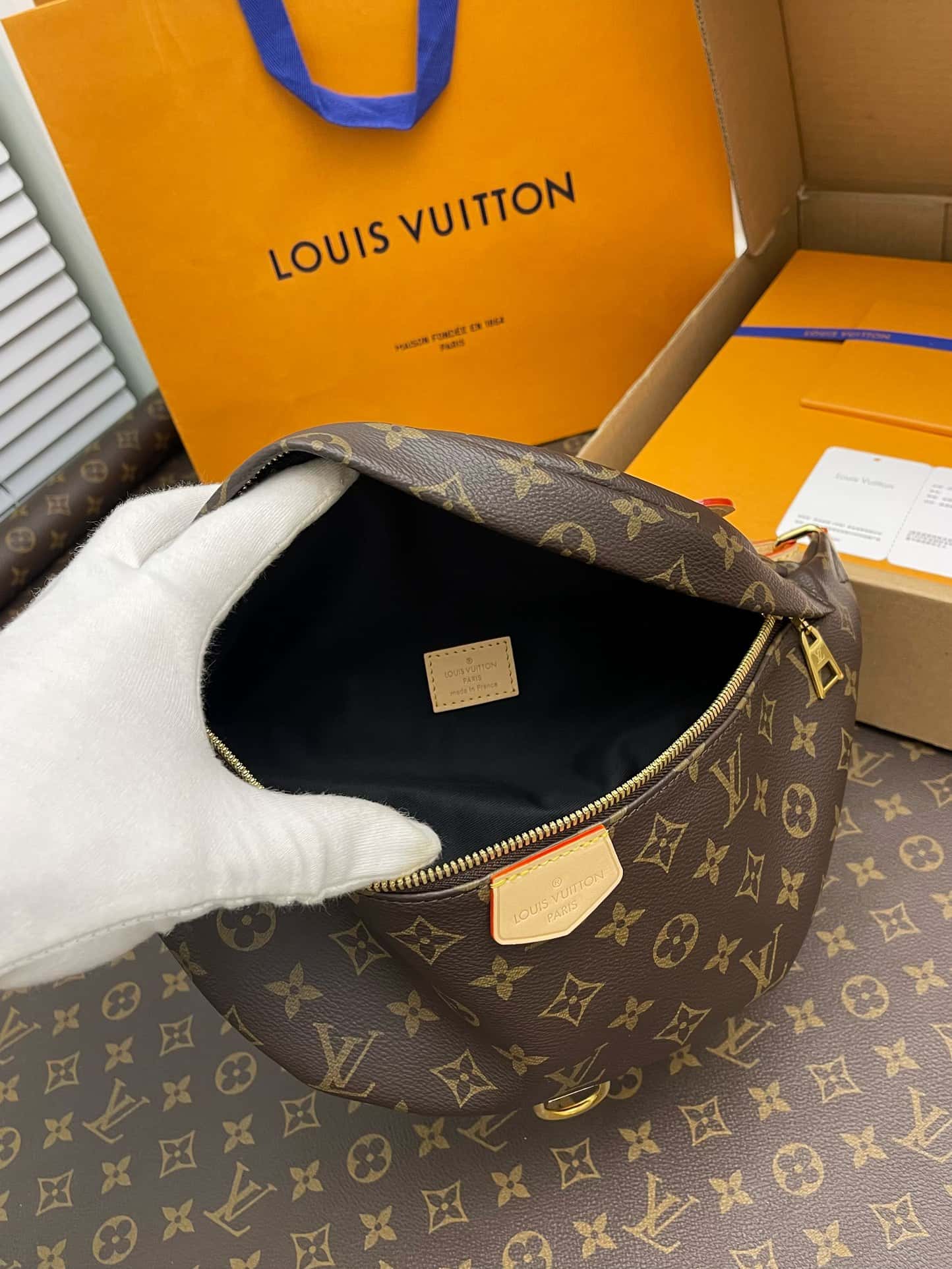LV BUMBAG 老花腰包 M43644全套專櫃包裝¥1,680.00-頂級1:1精品高仿包包香港台灣批發價格推薦微信哪裡買