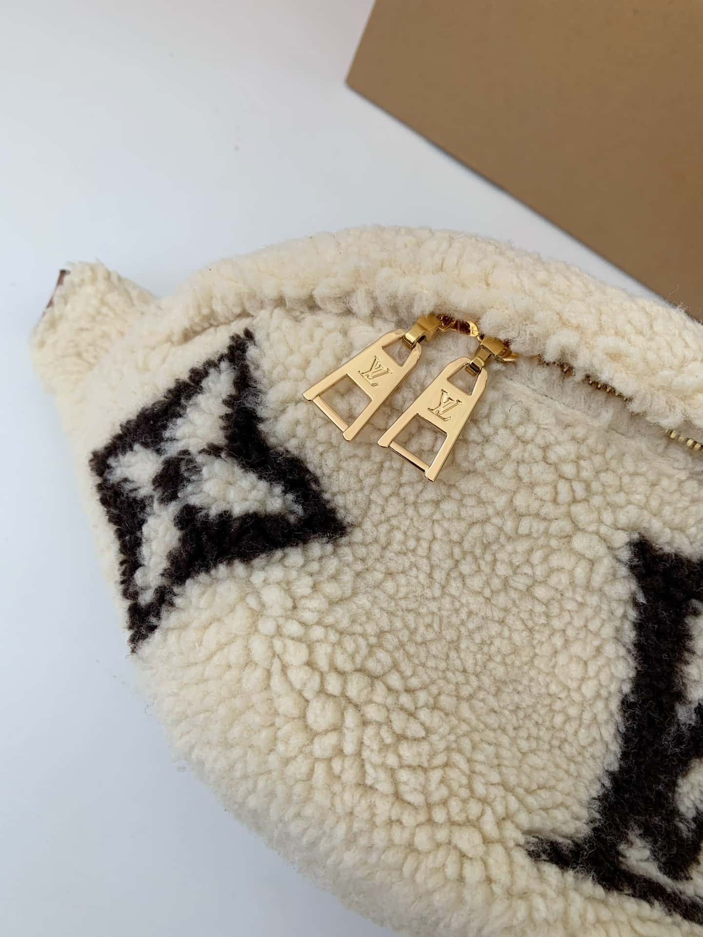 專櫃新款LV M23715 BUMBAG 腰包配全套包裝¥1,480.00-頂級1:1精品高仿包包香港台灣批發價格推薦微信哪裡買