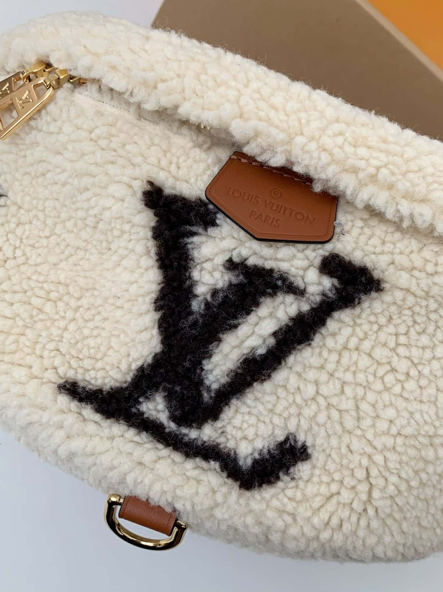 專櫃新款LV M23715 BUMBAG 腰包配全套包裝¥1,480.00-頂級1:1精品高仿包包香港台灣批發價格推薦微信哪裡買