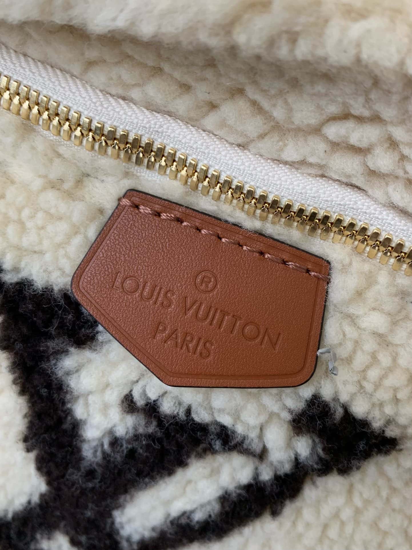 專櫃新款LV M23715 BUMBAG 腰包配全套包裝¥1,480.00-頂級1:1精品高仿包包香港台灣批發價格推薦微信哪裡買