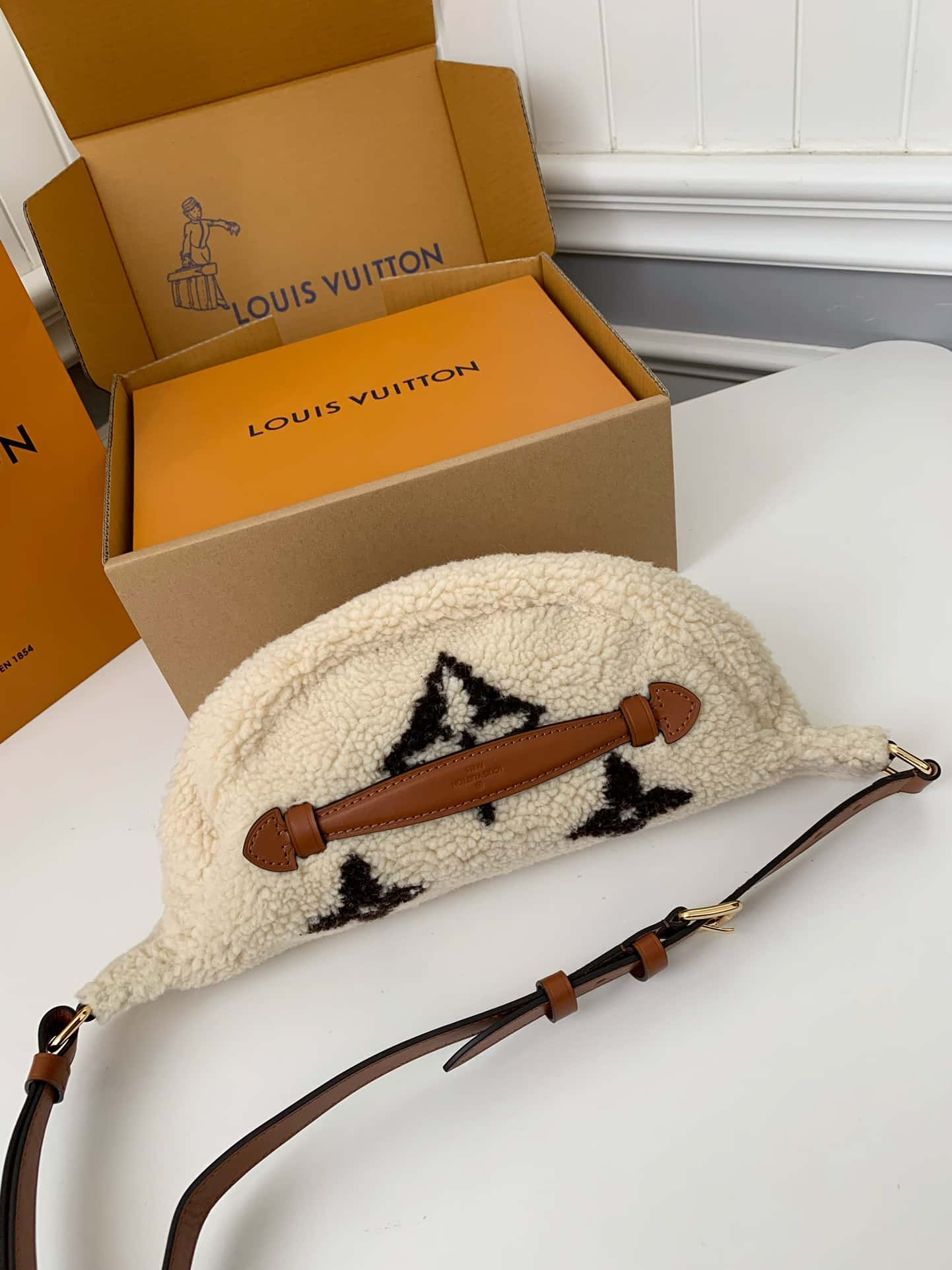 專櫃新款LV M23715 BUMBAG 腰包配全套包裝¥1,480.00-頂級1:1精品高仿包包香港台灣批發價格推薦微信哪裡買