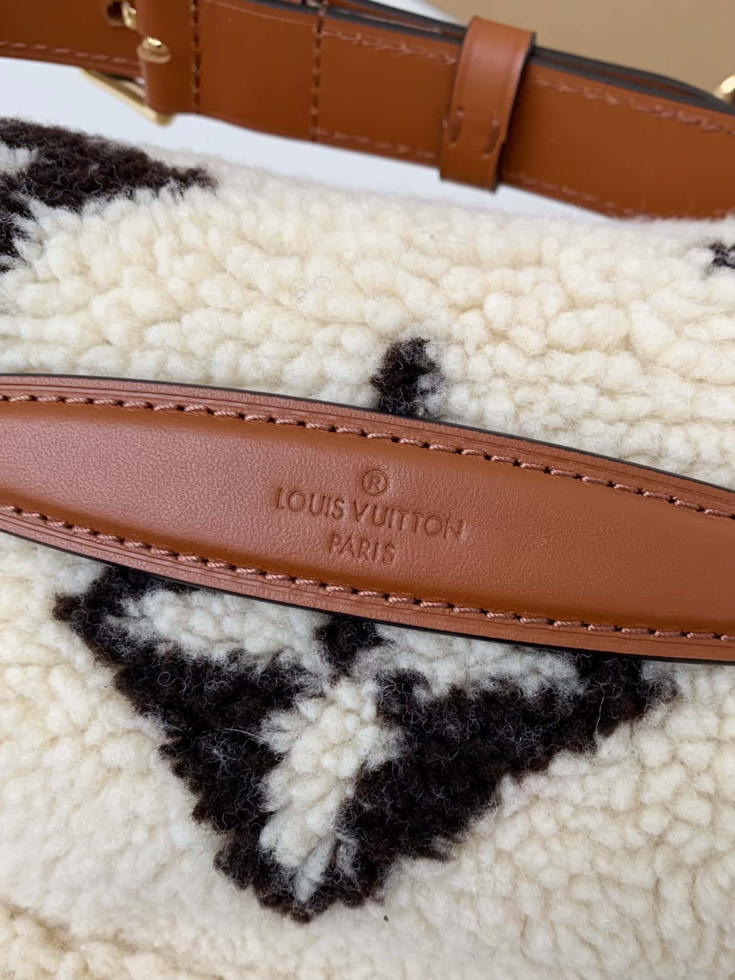 專櫃新款LV M23715 BUMBAG 腰包配全套包裝¥1,480.00-頂級1:1精品高仿包包香港台灣批發價格推薦微信哪裡買