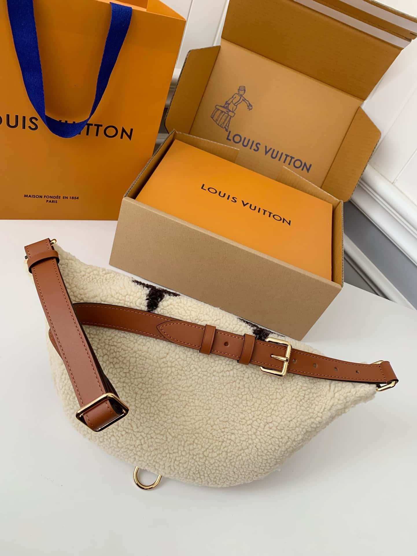 專櫃新款LV M23715 BUMBAG 腰包配全套包裝¥1,480.00-頂級1:1精品高仿包包香港台灣批發價格推薦微信哪裡買