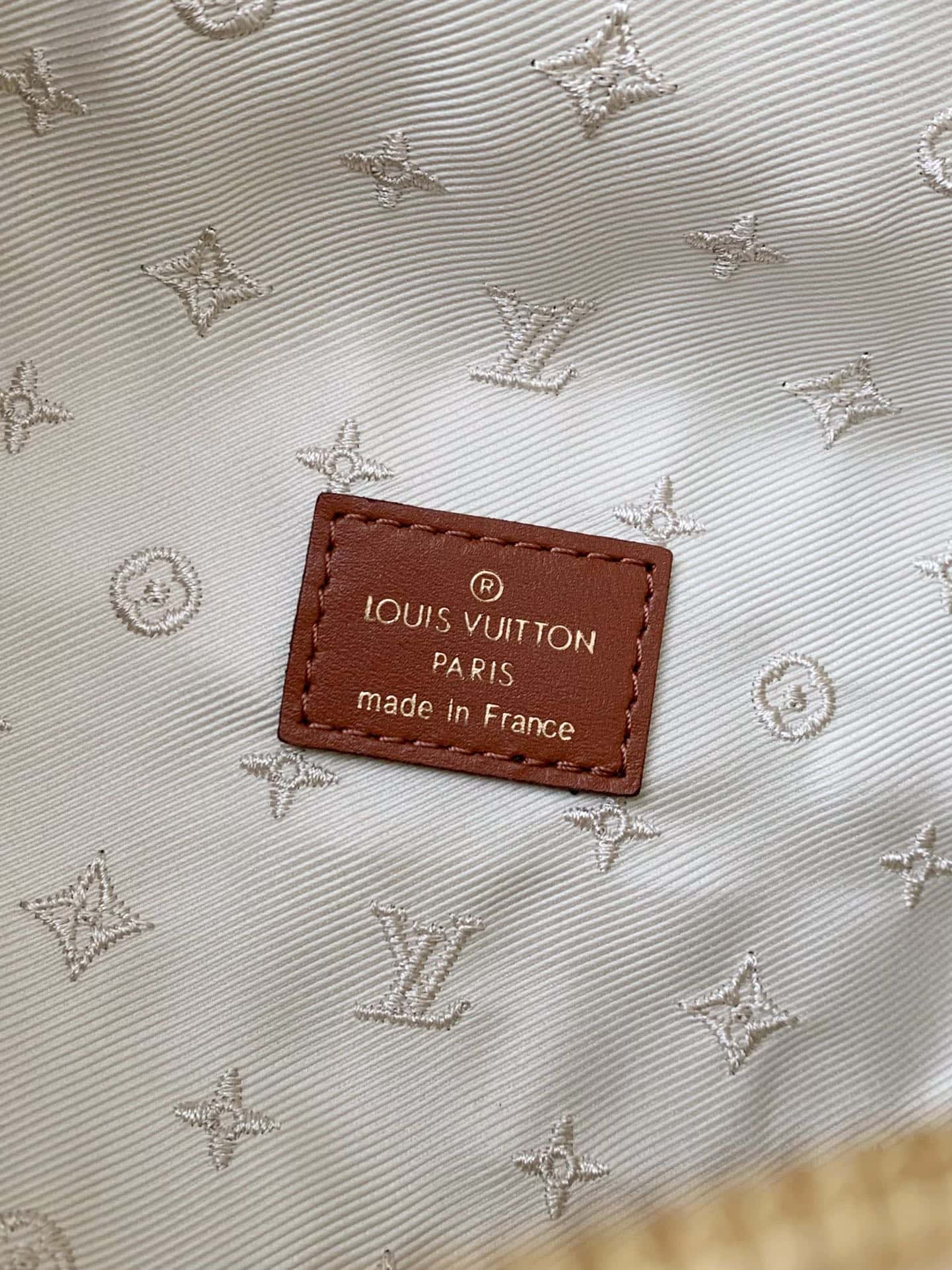 專櫃新款LV M23715 BUMBAG 腰包配全套包裝¥1,480.00-頂級1:1精品高仿包包香港台灣批發價格推薦微信哪裡買