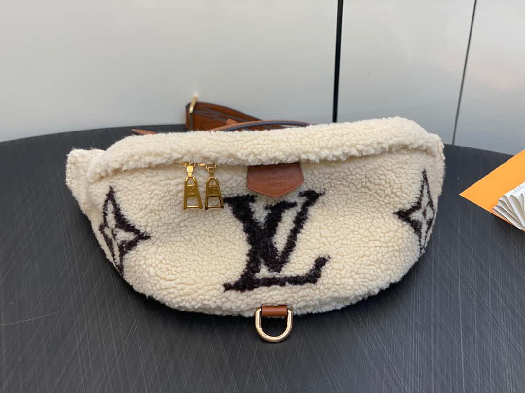 【原單精品】LV M23715米白色 腰包胸包繫列 BUMBAG 腰包¥1,480.00-頂級1:1精品高仿包包香港台灣批發價格推薦微信哪裡買