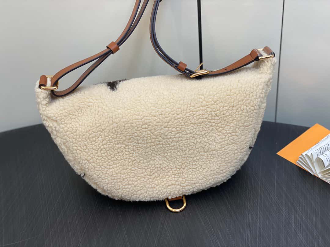 【原單精品】LV M23715米白色 腰包胸包繫列 BUMBAG 腰包¥1,480.00-頂級1:1精品高仿包包香港台灣批發價格推薦微信哪裡買