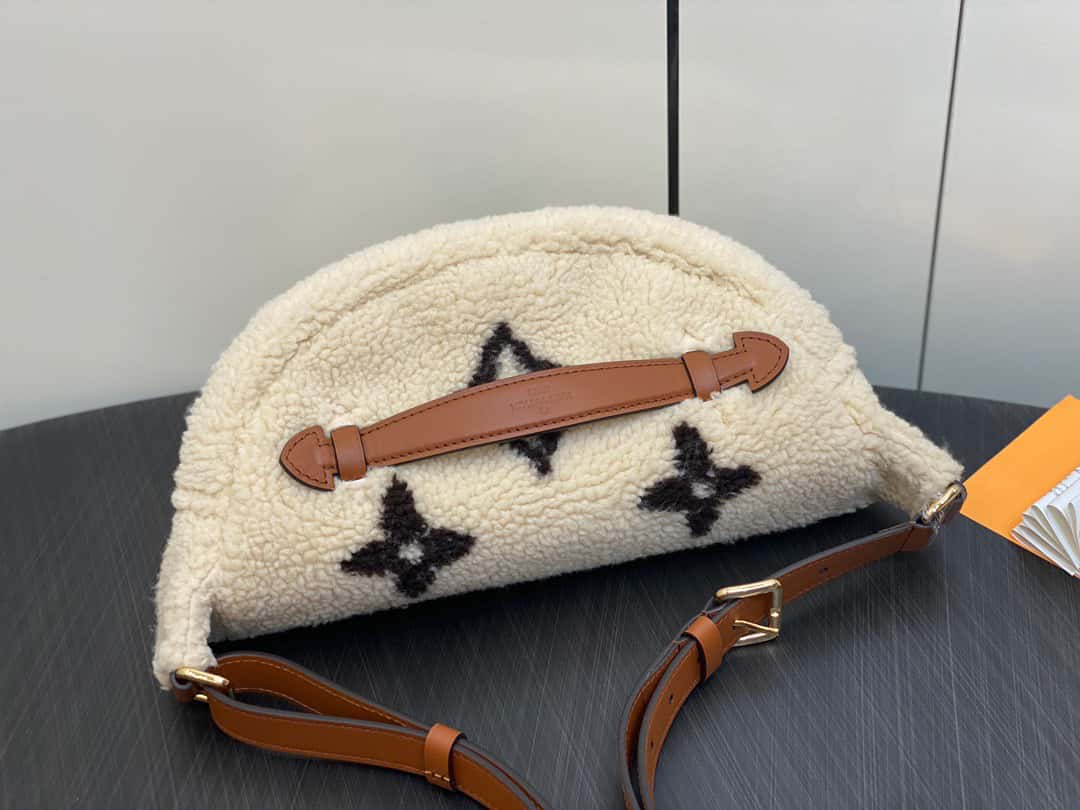 【原單精品】LV M23715米白色 腰包胸包繫列 BUMBAG 腰包¥1,480.00-頂級1:1精品高仿包包香港台灣批發價格推薦微信哪裡買