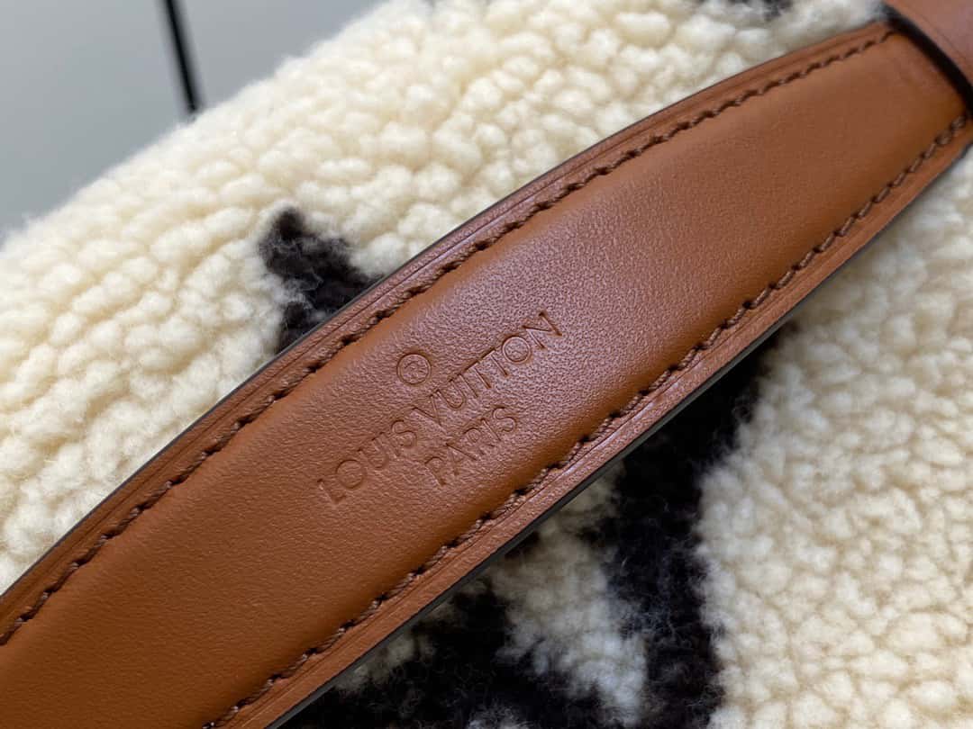 【原單精品】LV M23715米白色 腰包胸包繫列 BUMBAG 腰包¥1,480.00-頂級1:1精品高仿包包香港台灣批發價格推薦微信哪裡買