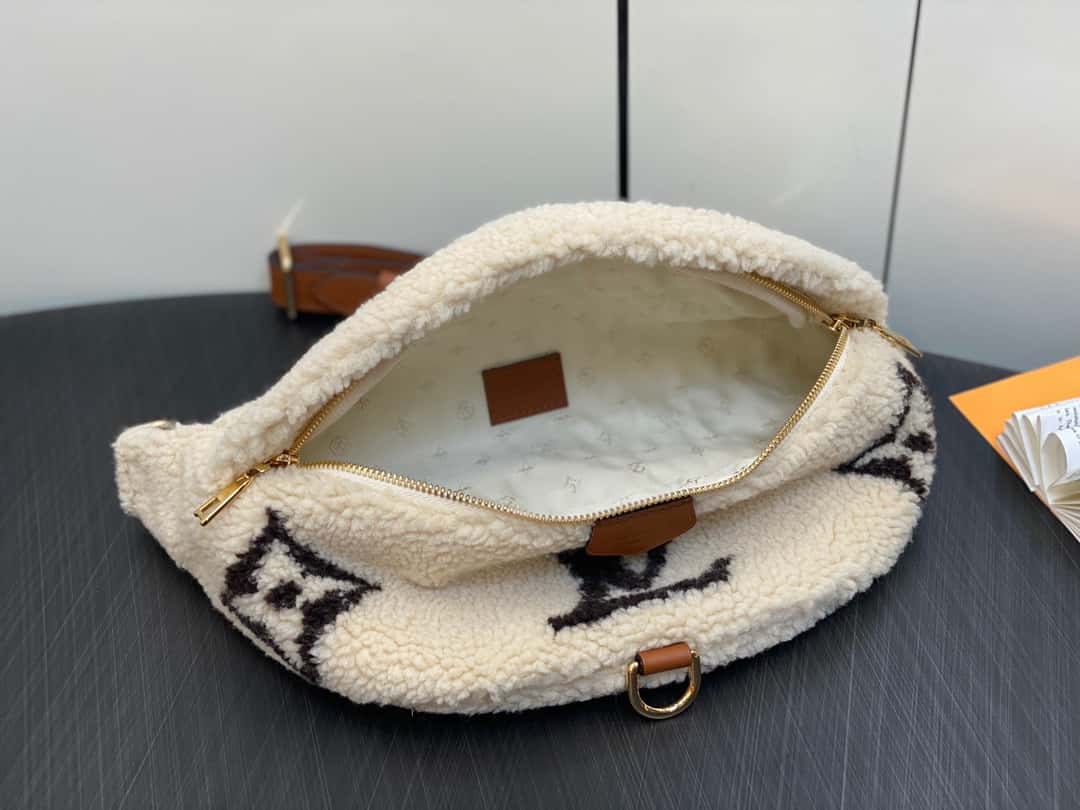 【原單精品】LV M23715米白色 腰包胸包繫列 BUMBAG 腰包¥1,480.00-頂級1:1精品高仿包包香港台灣批發價格推薦微信哪裡買