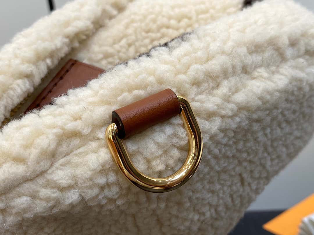 【原單精品】LV M23715米白色 腰包胸包繫列 BUMBAG 腰包¥1,480.00-頂級1:1精品高仿包包香港台灣批發價格推薦微信哪裡買