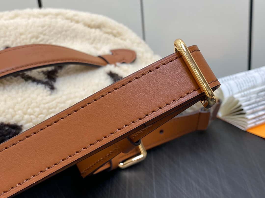 【原單精品】LV M23715米白色 腰包胸包繫列 BUMBAG 腰包¥1,480.00-頂級1:1精品高仿包包香港台灣批發價格推薦微信哪裡買