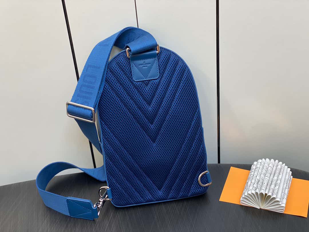【原單精品】LV M23765藍色 全皮胸包單肩包繫列 秋冬新款 PILOT 單肩包¥1,480.00-頂級1:1精品高仿包包香港台灣批發價格推薦微信哪裡買