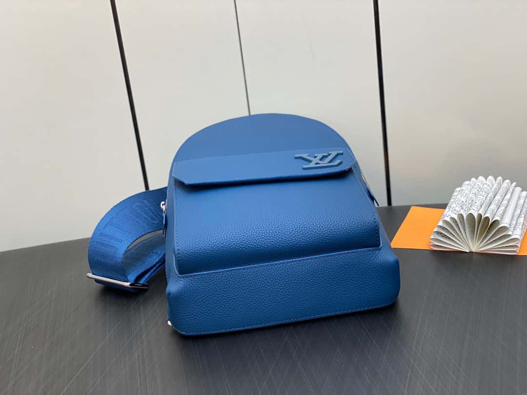 【原單精品】LV M23765藍色 全皮胸包單肩包繫列 秋冬新款 PILOT 單肩包¥1,480.00-頂級1:1精品高仿包包香港台灣批發價格推薦微信哪裡買