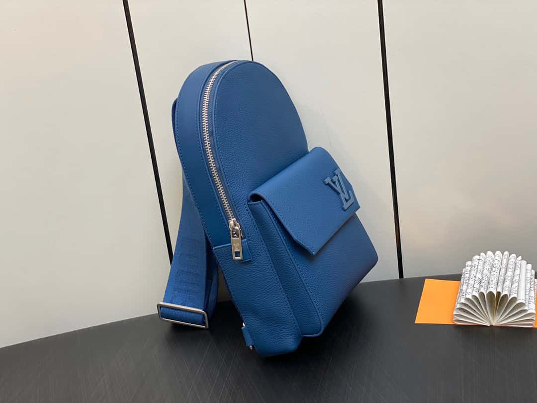 【原單精品】LV M23765藍色 全皮胸包單肩包繫列 秋冬新款 PILOT 單肩包¥1,480.00-頂級1:1精品高仿包包香港台灣批發價格推薦微信哪裡買