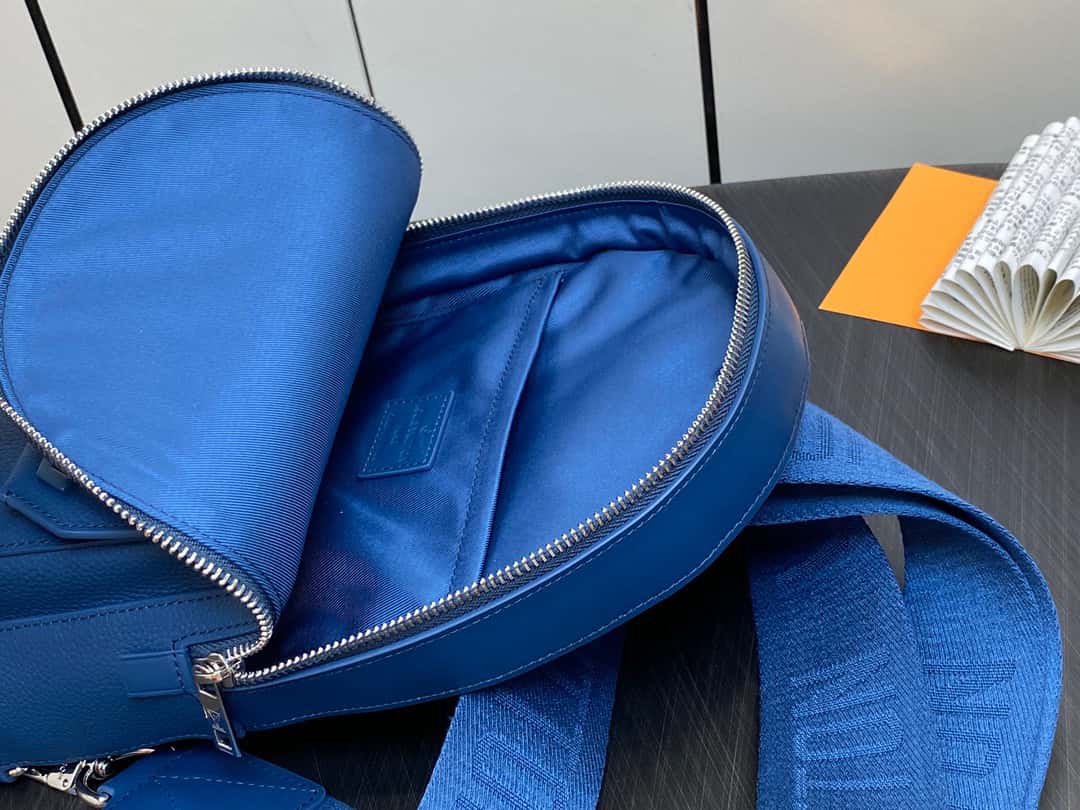 【原單精品】LV M23765藍色 全皮胸包單肩包繫列 秋冬新款 PILOT 單肩包¥1,480.00-頂級1:1精品高仿包包香港台灣批發價格推薦微信哪裡買