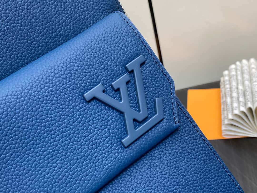 【原單精品】LV M23765藍色 全皮胸包單肩包繫列 秋冬新款 PILOT 單肩包¥1,480.00-頂級1:1精品高仿包包香港台灣批發價格推薦微信哪裡買