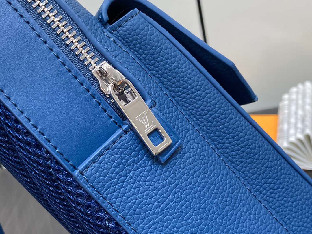 【原單精品】LV M23765藍色 全皮胸包單肩包繫列 秋冬新款 PILOT 單肩包¥1,480.00-頂級1:1精品高仿包包香港台灣批發價格推薦微信哪裡買
