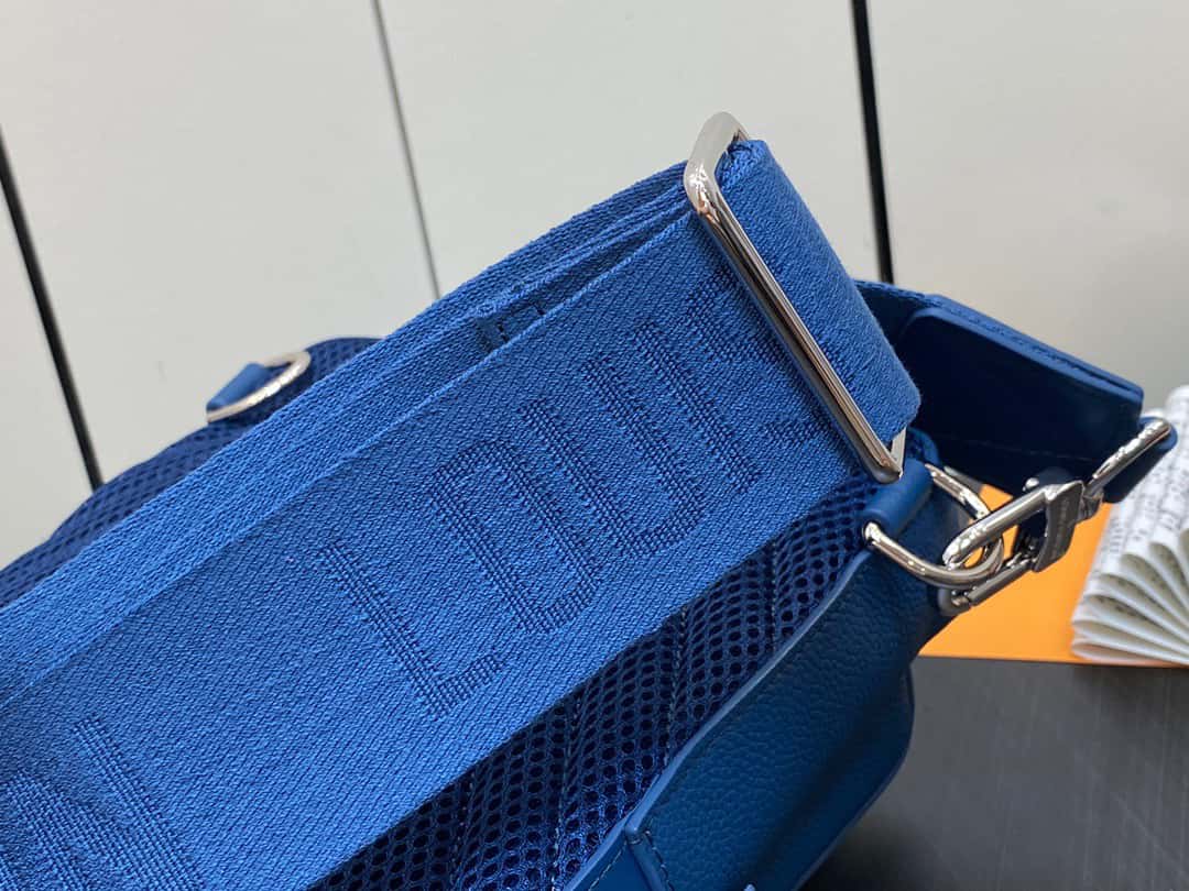 【原單精品】LV M23765藍色 全皮胸包單肩包繫列 秋冬新款 PILOT 單肩包¥1,480.00-頂級1:1精品高仿包包香港台灣批發價格推薦微信哪裡買