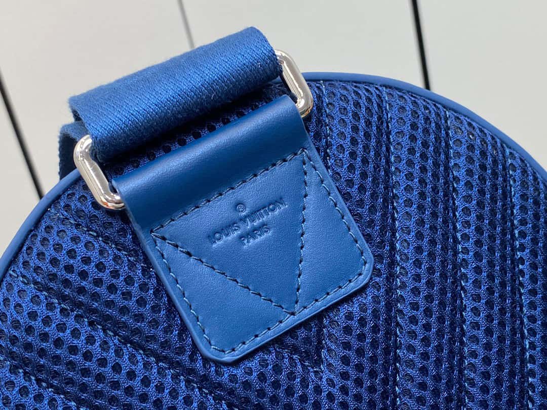 【原單精品】LV M23765藍色 全皮胸包單肩包繫列 秋冬新款 PILOT 單肩包¥1,480.00-頂級1:1精品高仿包包香港台灣批發價格推薦微信哪裡買