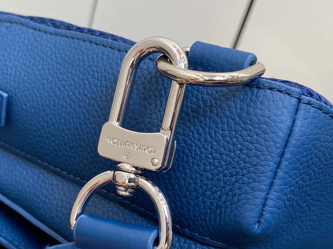 【原單精品】LV M23765藍色 全皮胸包單肩包繫列 秋冬新款 PILOT 單肩包¥1,480.00-頂級1:1精品高仿包包香港台灣批發價格推薦微信哪裡買