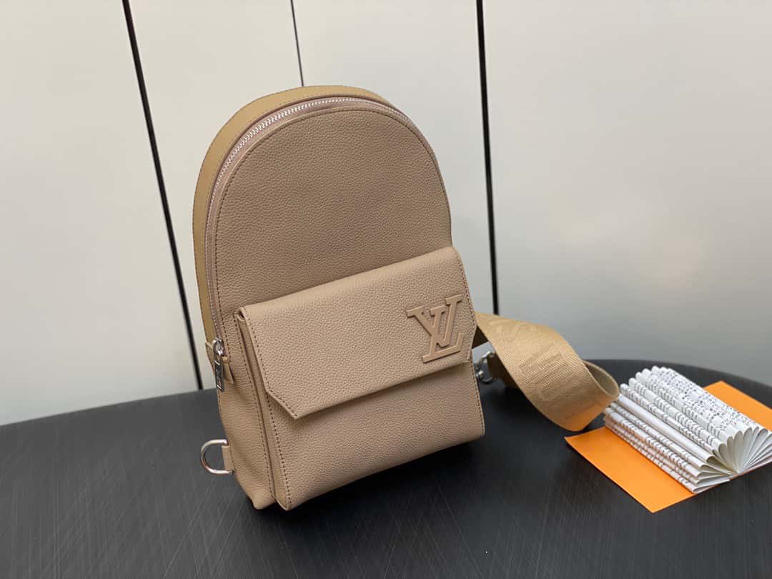 【原單精品】M23765藍色 全皮胸包單肩包繫列 秋冬新款 PILOT LV單肩包¥1,680.00-頂級1:1精品高仿包包香港台灣批發價格推薦微信哪裡買