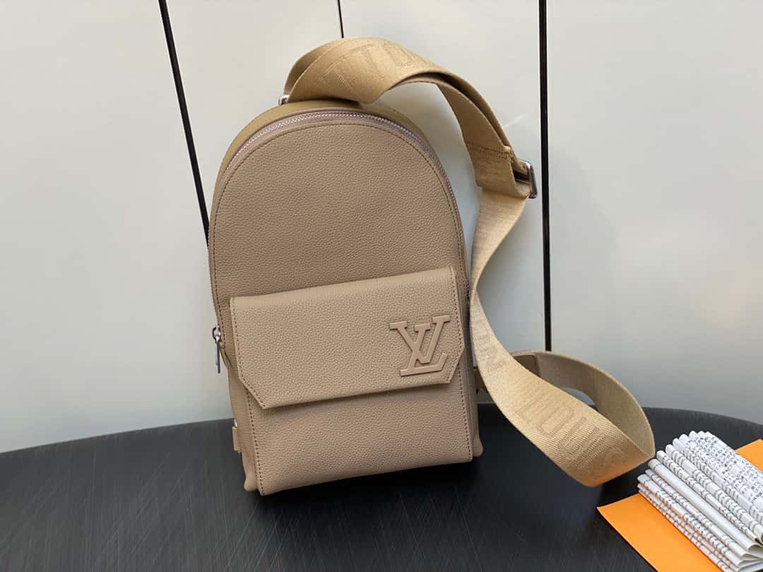 【原單精品】M23765藍色 全皮胸包單肩包繫列 秋冬新款 PILOT LV單肩包¥1,680.00-頂級1:1精品高仿包包香港台灣批發價格推薦微信哪裡買