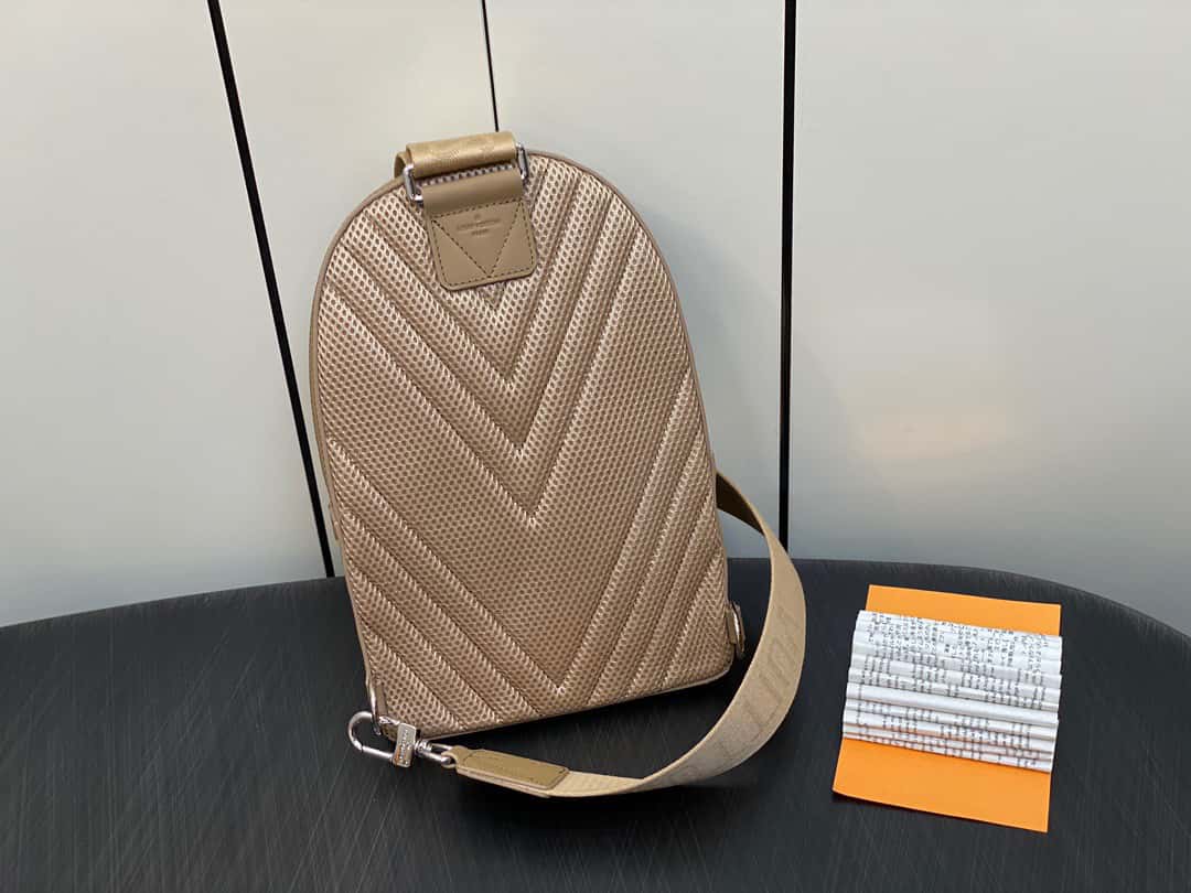 【原單精品】M23765藍色 全皮胸包單肩包繫列 秋冬新款 PILOT LV單肩包¥1,680.00-頂級1:1精品高仿包包香港台灣批發價格推薦微信哪裡買