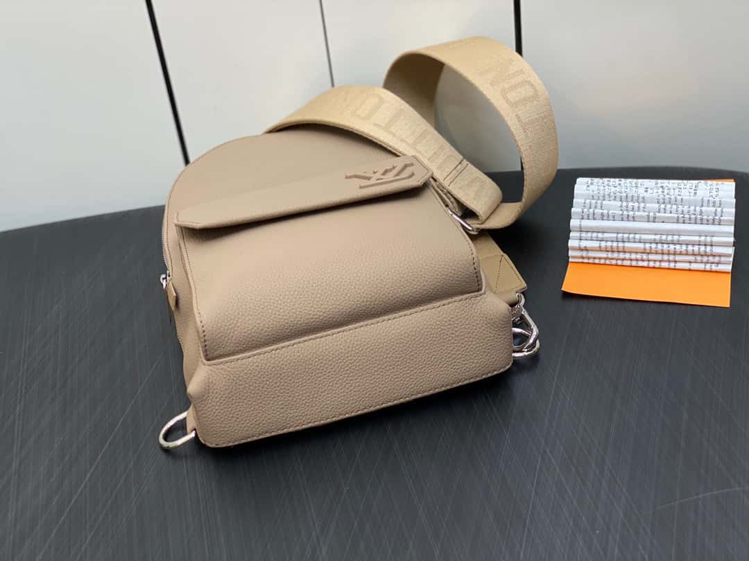【原單精品】M23765藍色 全皮胸包單肩包繫列 秋冬新款 PILOT LV單肩包¥1,680.00-頂級1:1精品高仿包包香港台灣批發價格推薦微信哪裡買