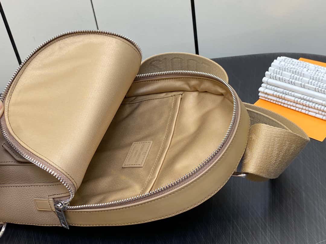 【原單精品】M23765藍色 全皮胸包單肩包繫列 秋冬新款 PILOT LV單肩包¥1,680.00-頂級1:1精品高仿包包香港台灣批發價格推薦微信哪裡買