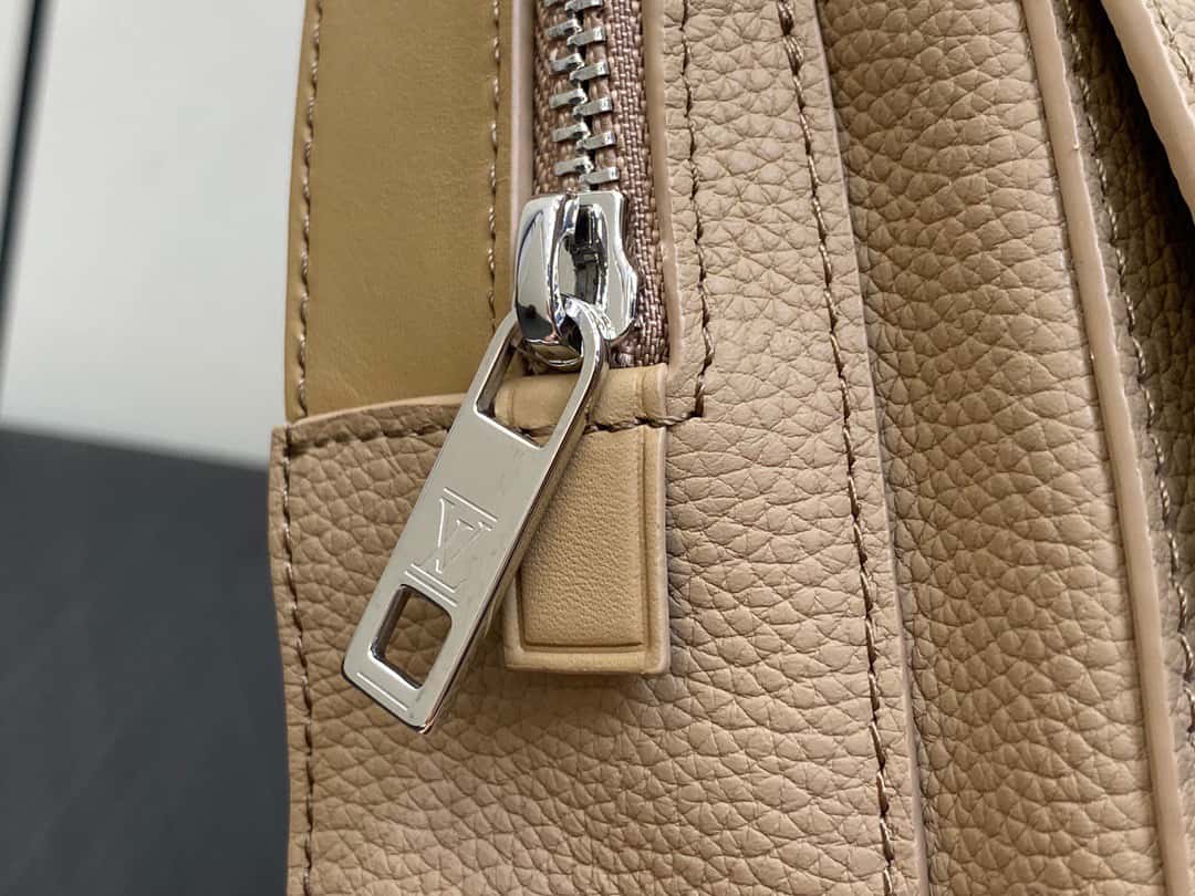 【原單精品】M23765藍色 全皮胸包單肩包繫列 秋冬新款 PILOT LV單肩包¥1,680.00-頂級1:1精品高仿包包香港台灣批發價格推薦微信哪裡買