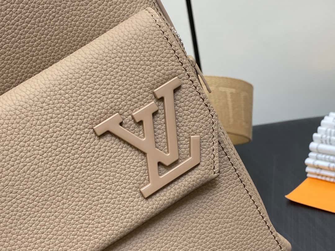 【原單精品】M23765藍色 全皮胸包單肩包繫列 秋冬新款 PILOT LV單肩包¥1,680.00-頂級1:1精品高仿包包香港台灣批發價格推薦微信哪裡買