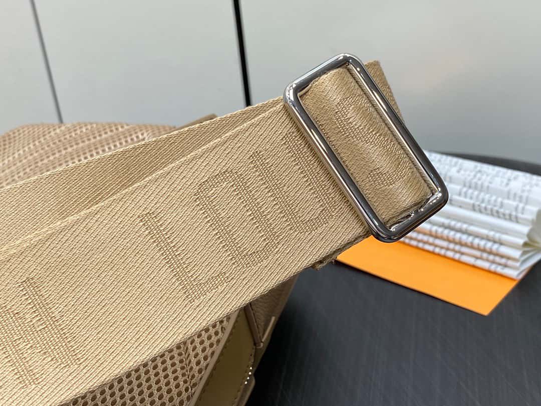 【原單精品】M23765藍色 全皮胸包單肩包繫列 秋冬新款 PILOT LV單肩包¥1,680.00-頂級1:1精品高仿包包香港台灣批發價格推薦微信哪裡買