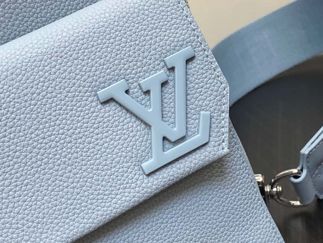 【原單精品】M23765藍色 全皮胸包單肩包繫列 秋冬新款 PILOT LV單肩包¥１,６８０.００-頂級1:1精品高仿包包香港台灣批發價格推薦微信哪裡買